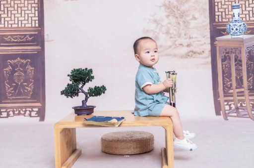 嘉峪关宝宝边吃奶边挣扎烦躁